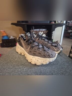 Women's Nike Space Hippie 04 "Cargo Khaki/Pearl White" (CD3476-300) Sz. 8